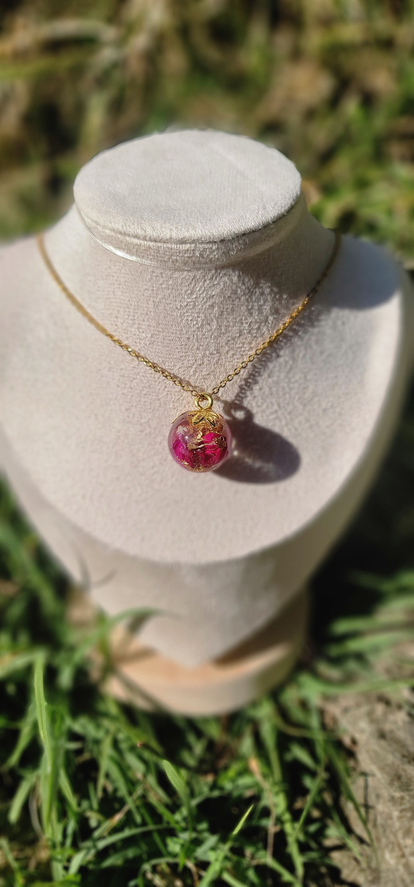 Collier bohème fleurs éternelles sphère pétale de rose