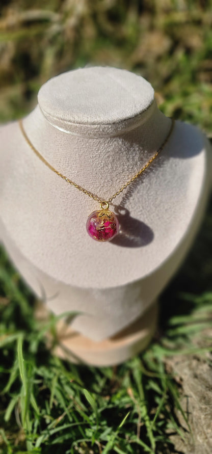 Collier bohème fleurs éternelles sphère pétale de rose