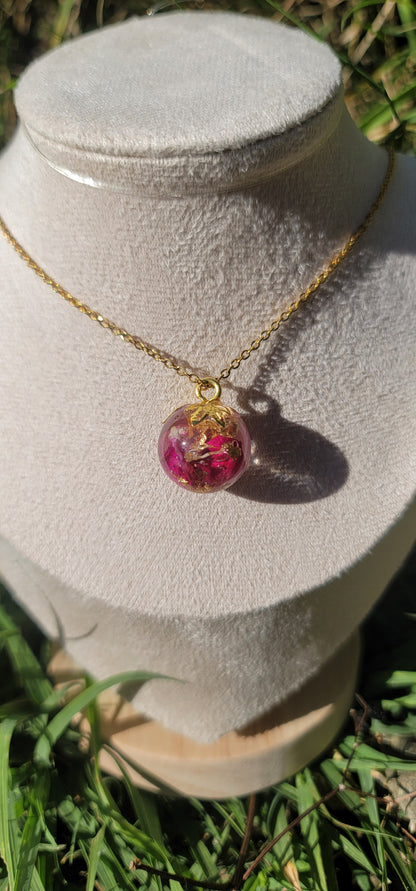 Collier bohème fleurs éternelles sphère pétale de rose