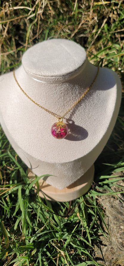 Collier bohème fleurs éternelles sphère pétale de rose