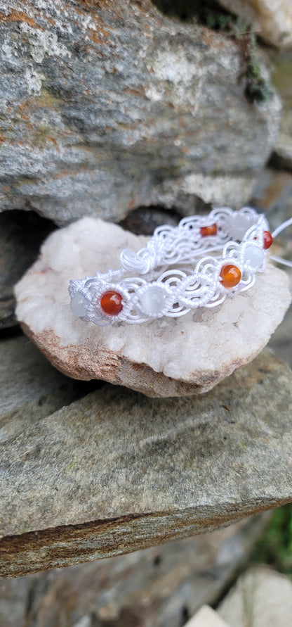Bracelet macramé "feminin" en perle de Cornaline et Pierre de lune
