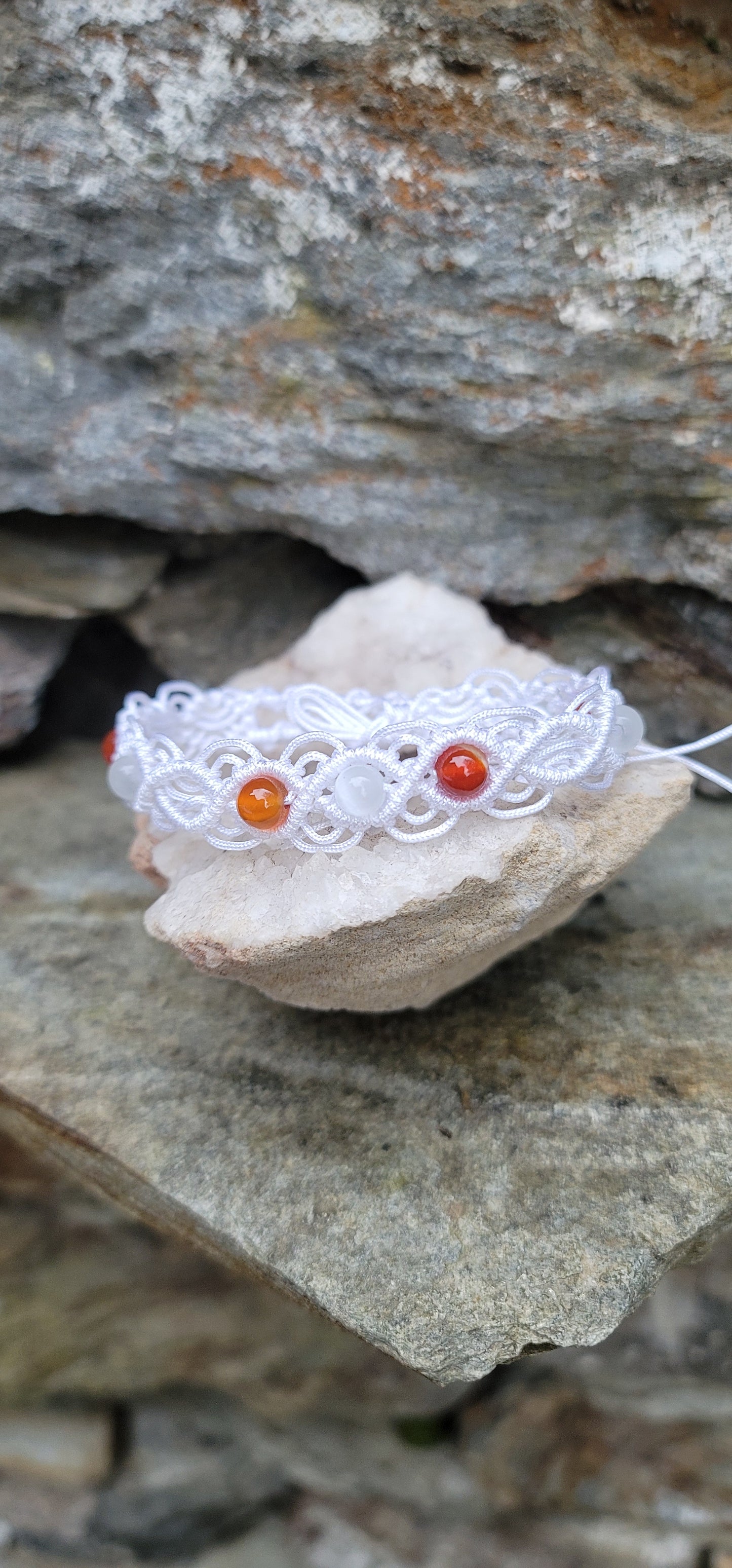 Bracelet macramé "feminin" en perle de Cornaline et Pierre de lune