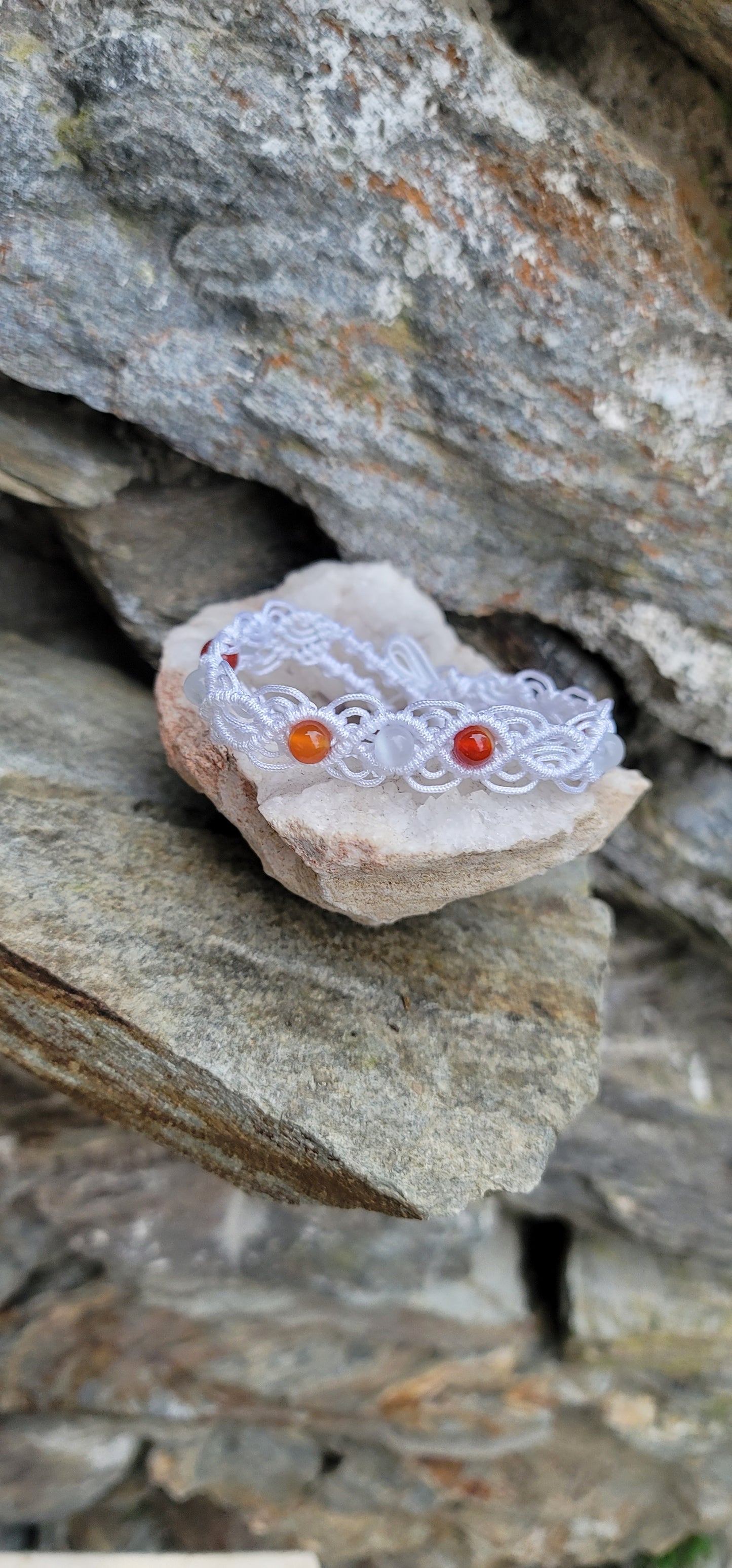 Bracelet macramé "feminin" en perle de Cornaline et Pierre de lune