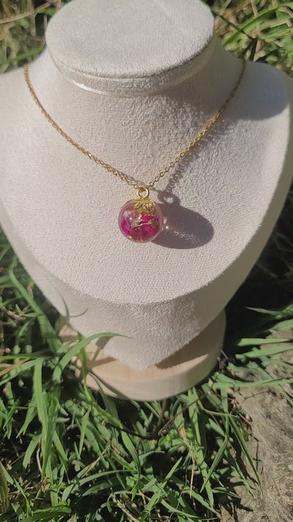 Collier bohème fleurs éternelles sphère pétale de rose